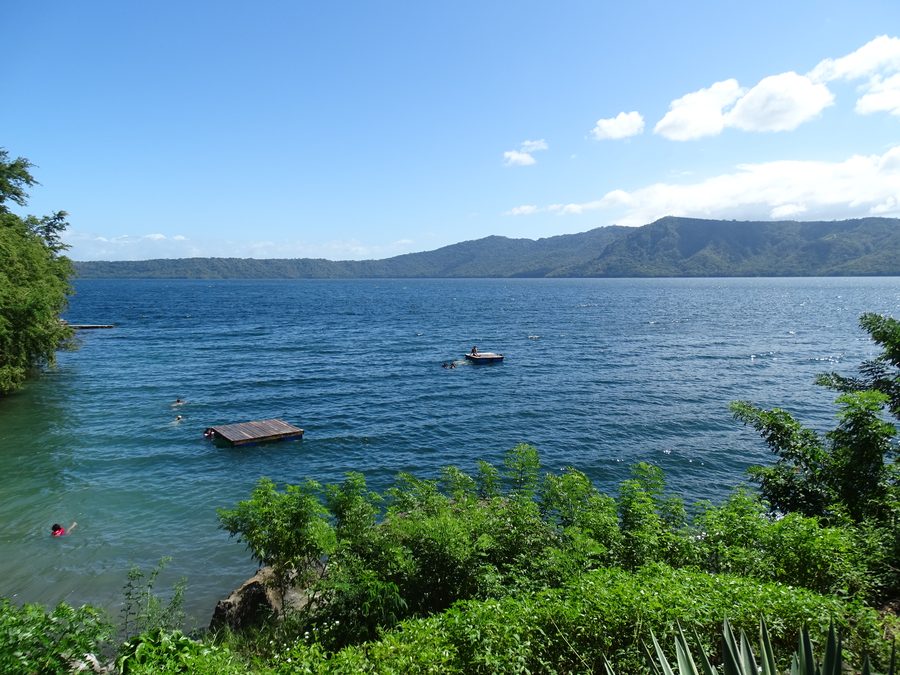 Blick auf die Laguna de Apoyo mit bewaldetem Ufer in Nicaragua