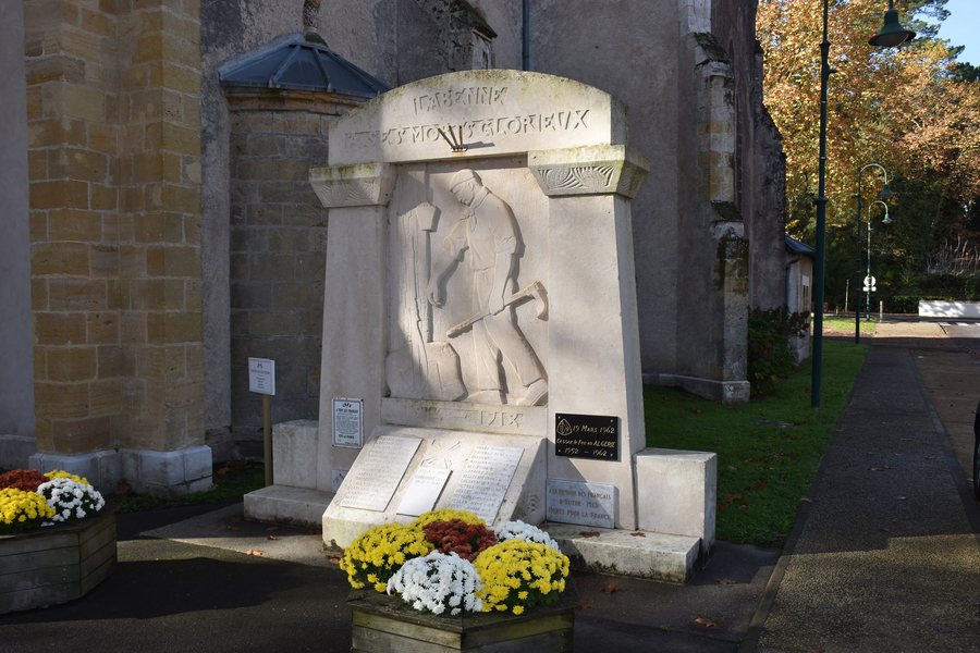 File:Labenne Monument aux Morts 2025.jpg