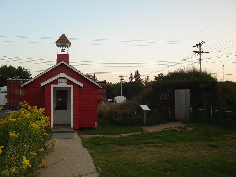 Piccola scuola rossa e casa dei coloni nel terreno del museo Laura Ingalls Wilder a Walnut Grove