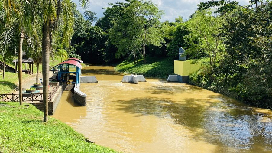 Navigationsschleuse und Damm am Chini-Fluss in Kuala Chini, Pahang