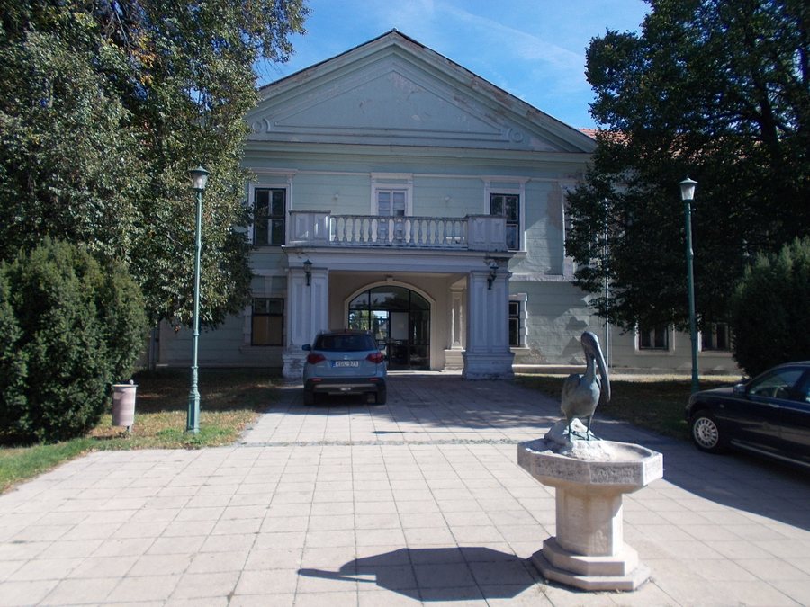 File:Batthyány-Draskovich-Csekonics Schloss, Hof, 2024 Enying.jpg