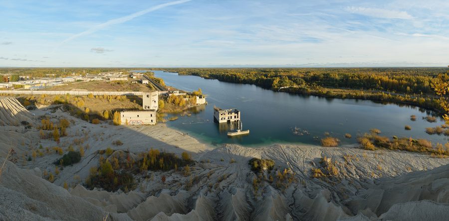 Cava di Rummu in Estonia con l’ex miniera di calcare allagata e un complesso edilizio sommerso.