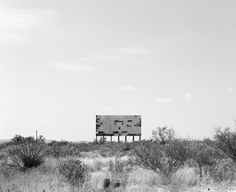 McCamey, Texas, con un contesto desertico e drive-in