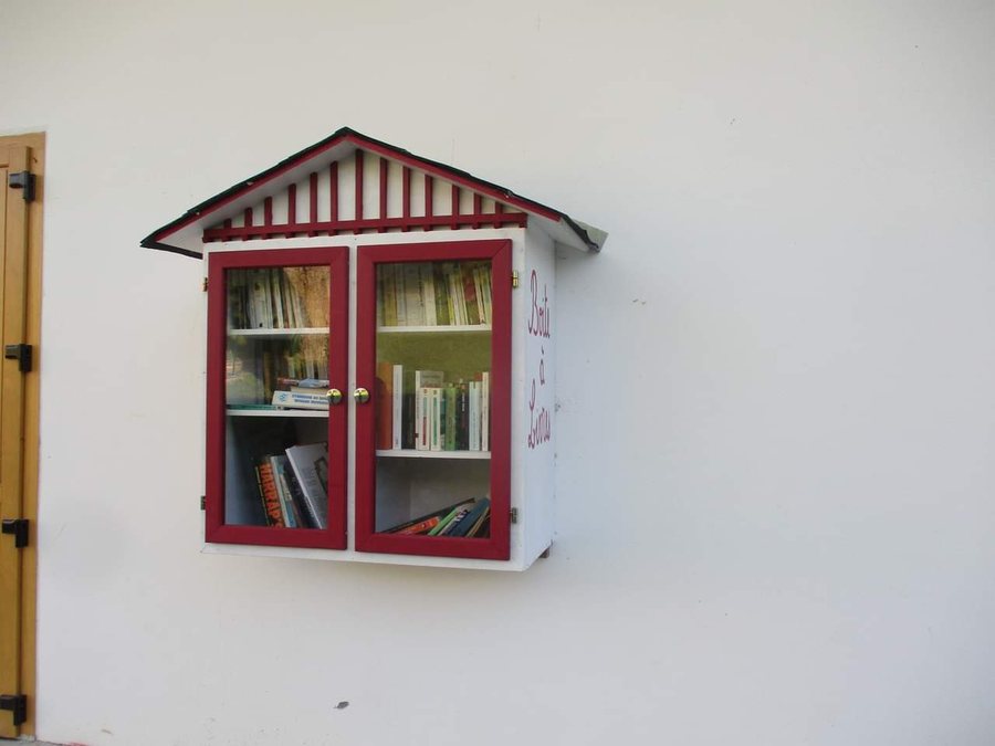 File:Mendive - école - boîte à livres.jpg