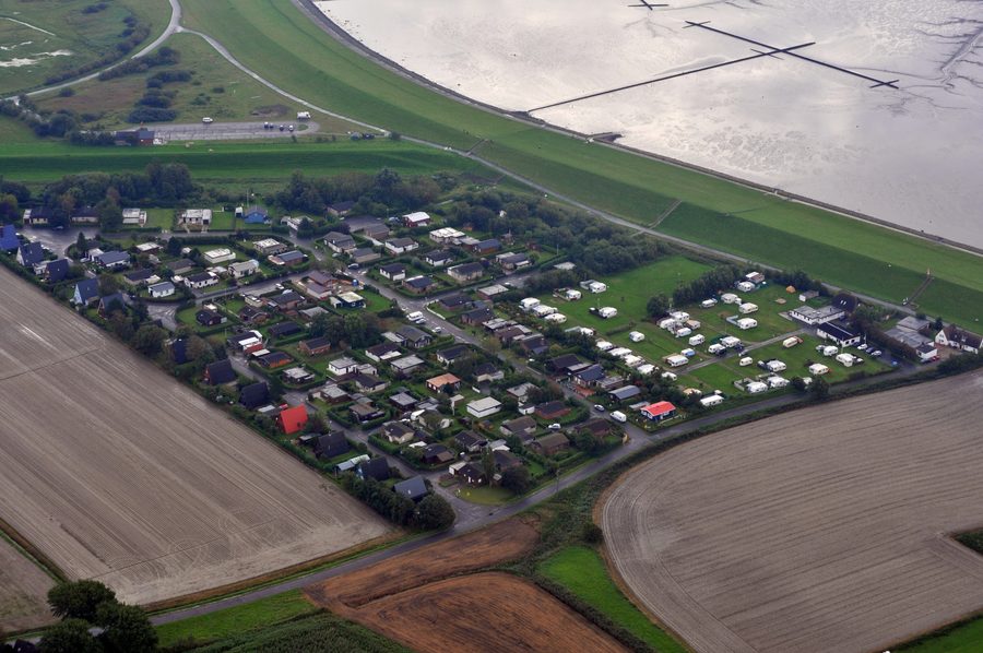 Luftaufnahme der Küsten- und Marschlandschaft bei Warwerort im Kreis Dithmarschen