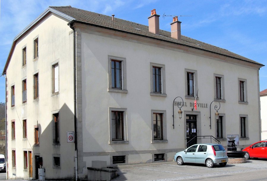 File:Docelles, Hôtel de ville.jpg