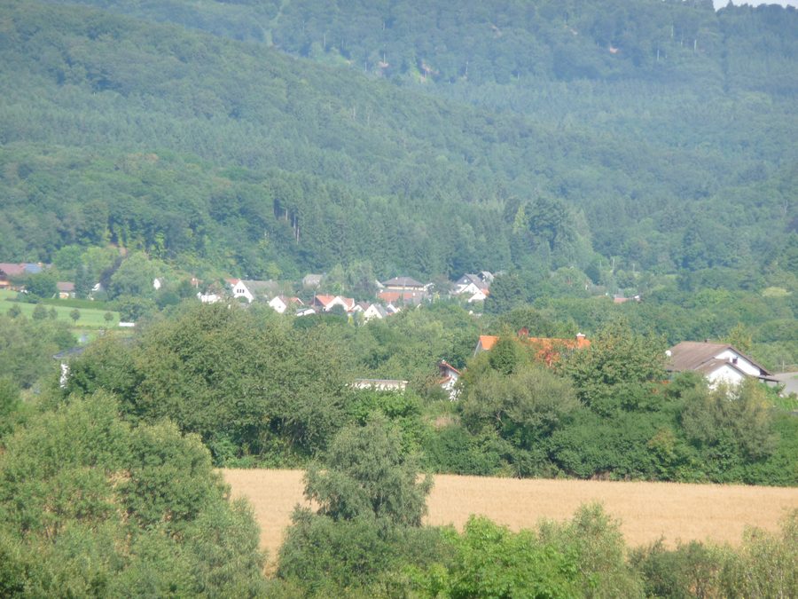 Achtelsbach mit bewaldeter ländlicher Umgebung