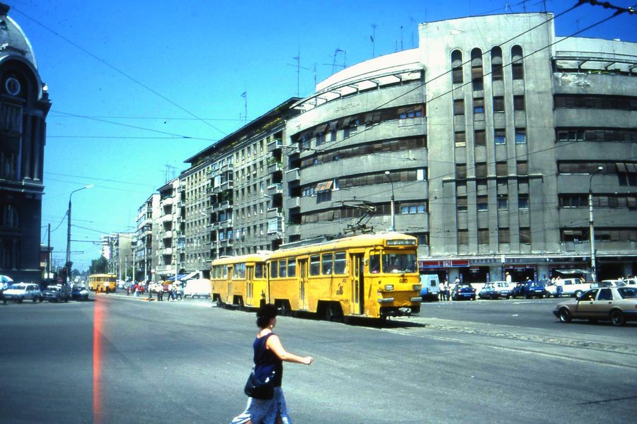 Architettura modernista sulla Calea Griviței a Bucarest con tram