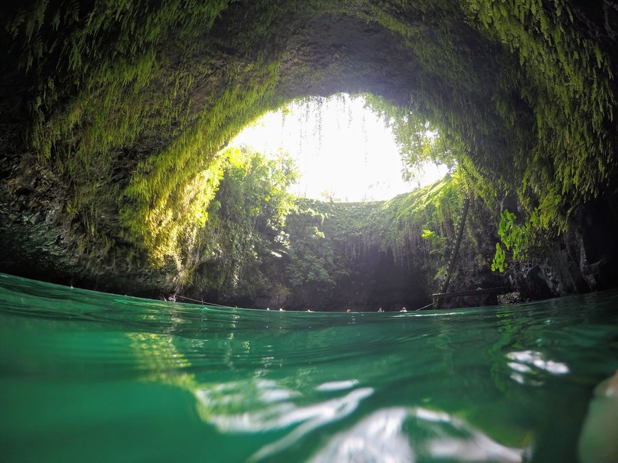 Blick aus der Höhle auf das Hauptbecken des To Sua Ocean Trench in Samoa