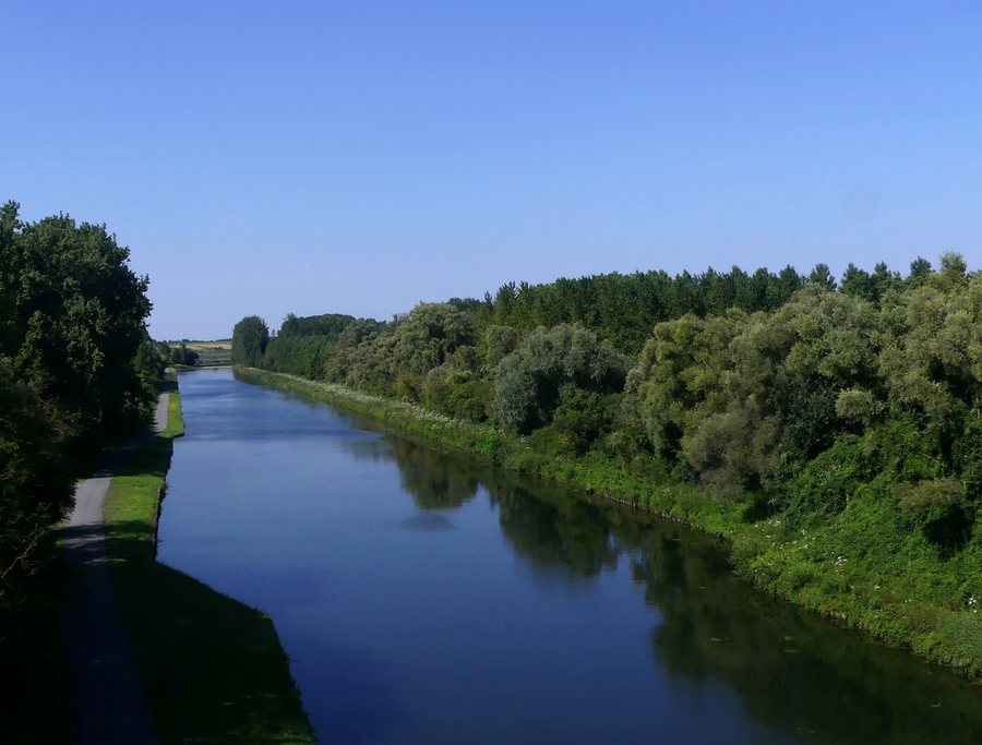 File:Canal du Nord depuis la voie ferrée à Rouy-le-Petit (juillet 2024).JPG