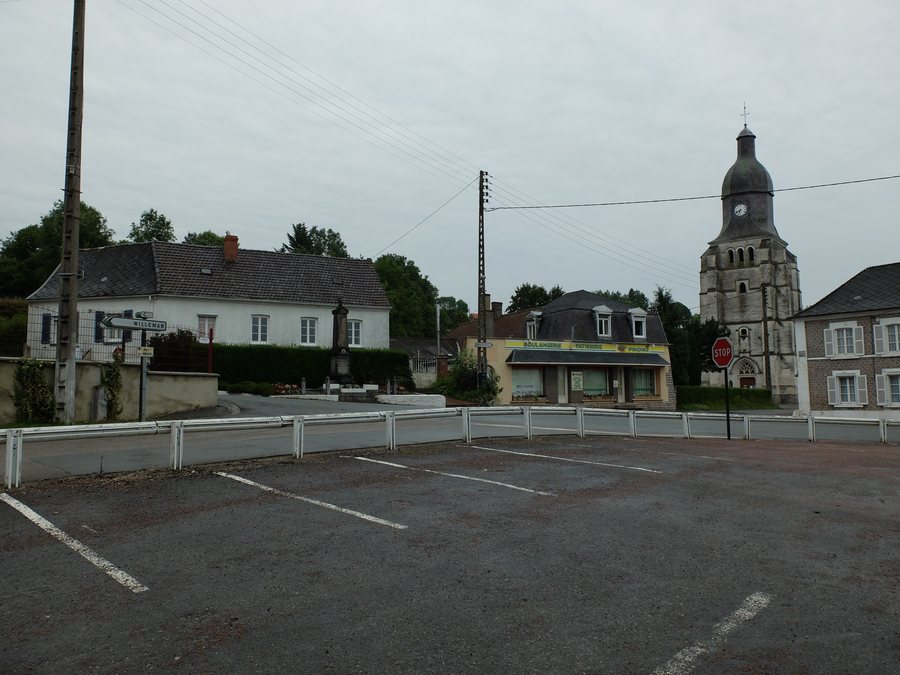 File:Fillièvres - Place du commandant Louis Helle - 1.JPG