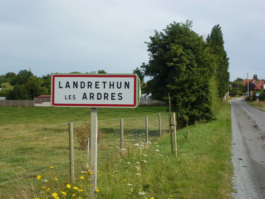 File:Landrethun-lès-Ardres (Pas-de-Calais) city limit sign.JPG