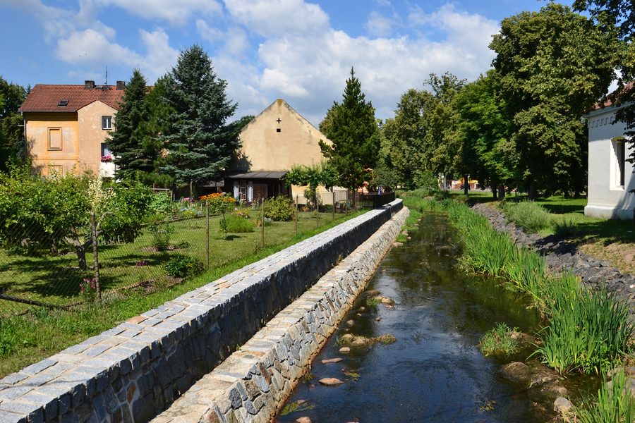 Potok Bouřlivec ve vsi