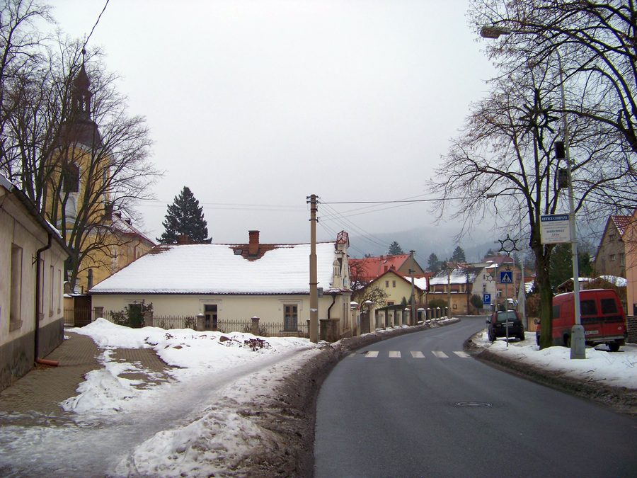 Via Pražská e chiesa di San Maurizio a Řevnice
