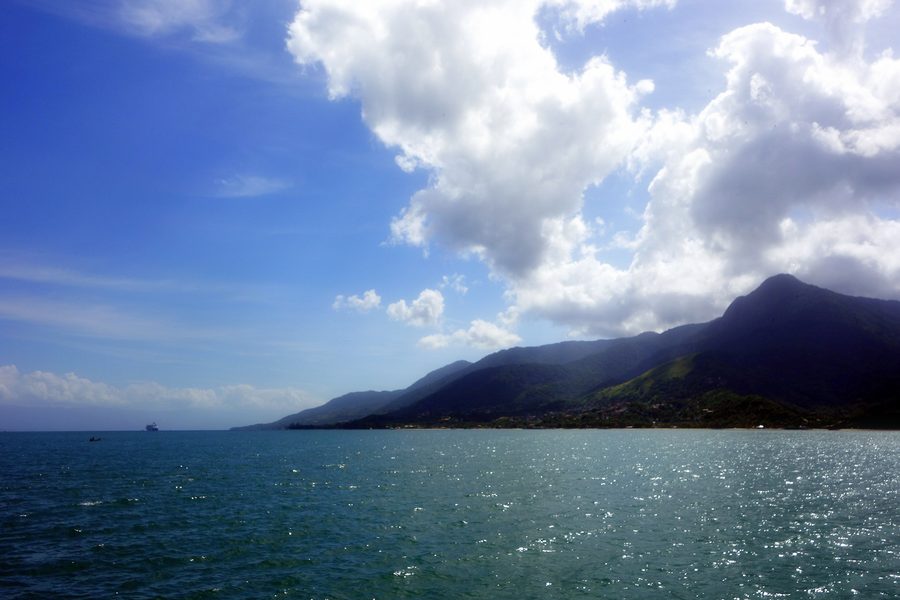 Vista di Ilhabela dal traghetto da São Sebastião