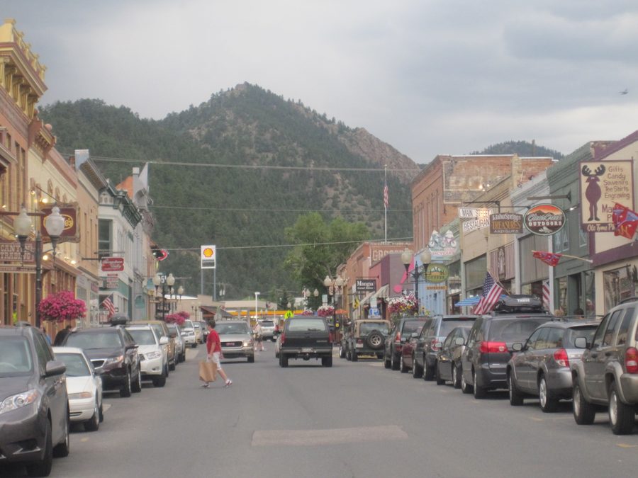 Vista verso ovest su Miner Street, la via principale di Idaho Springs, Colorado