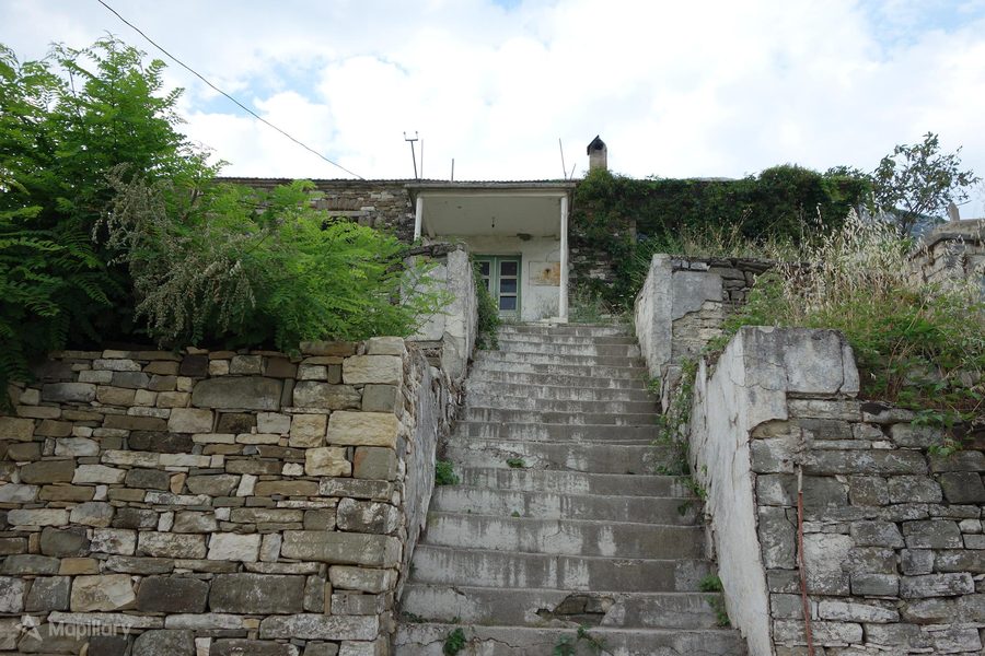 Schule von Sheper mit Zugangstreppe in Albanien