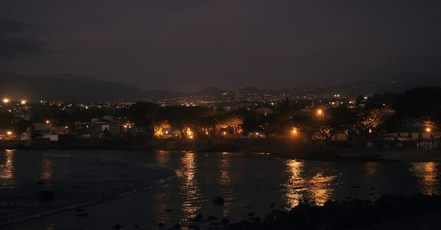 Vue nocturne de Terre Sainte à Saint-Pierre, La Réunion, prise depuis la jetée