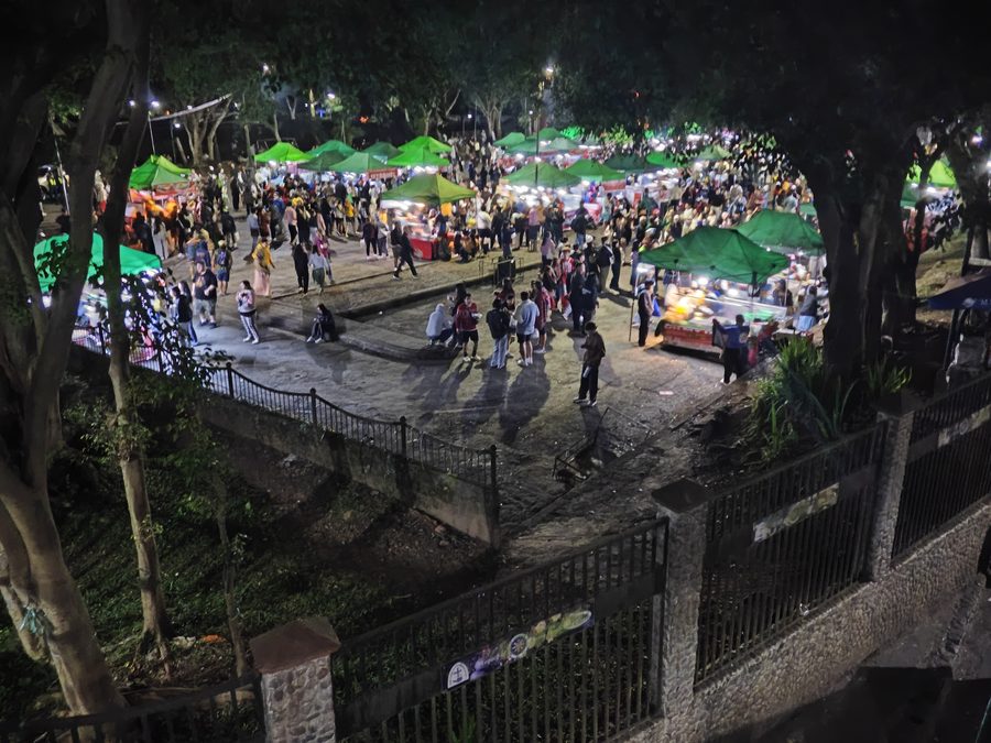 Area gastronomica del mercato notturno di Baguio City con bancarelle