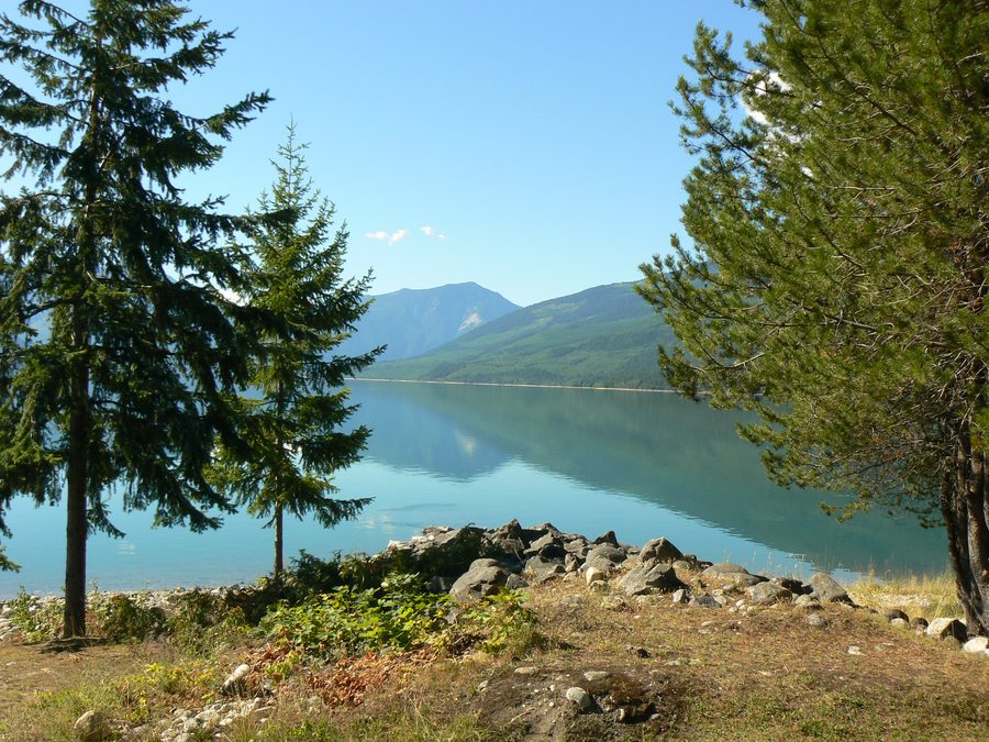 Upper Arrow Lake am Ufer von Nakusp vor der Bergkulisse