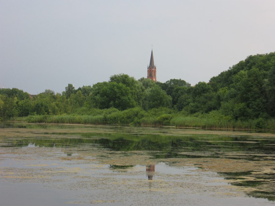 Schlosssee a Penkun con la chiesa neogotica di Penkun