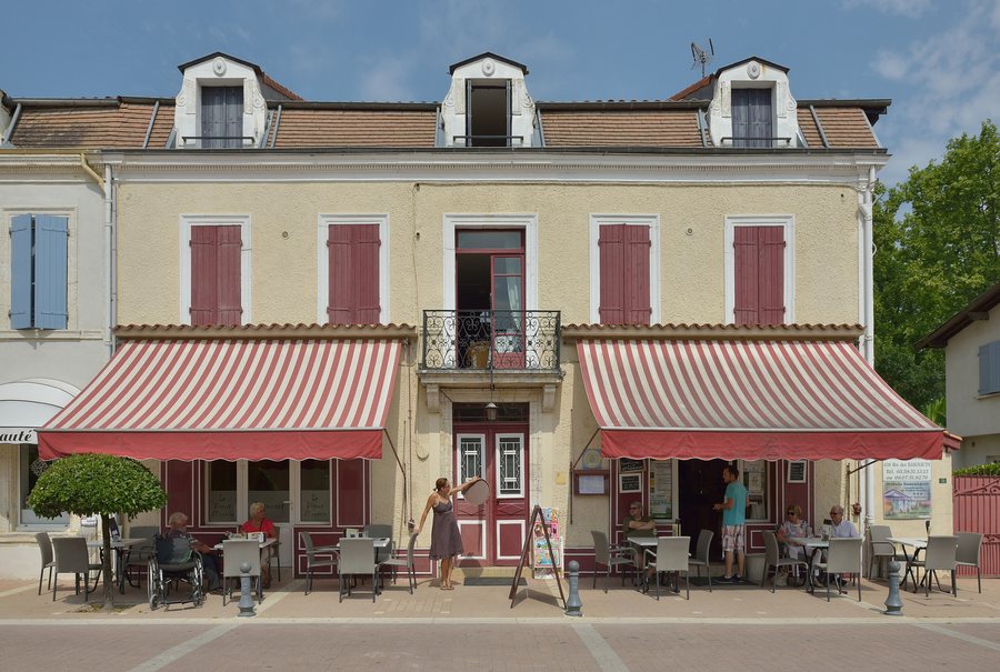File:Eugénie-les-Bains village coffehouse.jpg