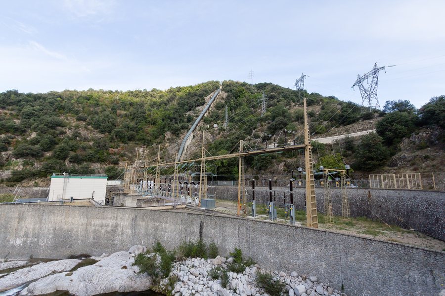File:Usine hydroélectrique, Pied-de-Borne, France.jpg