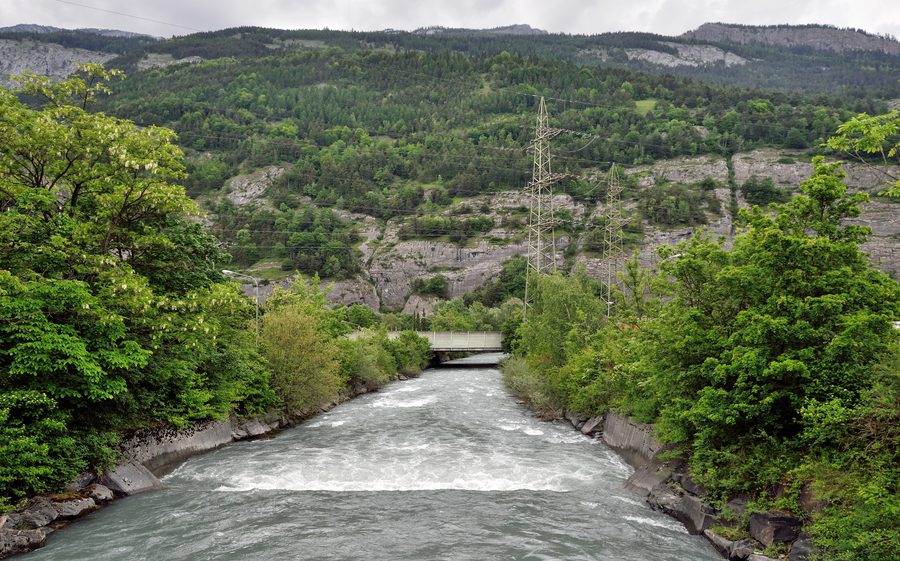 La Plessur presso Coira con un ponte sullo sfondo.