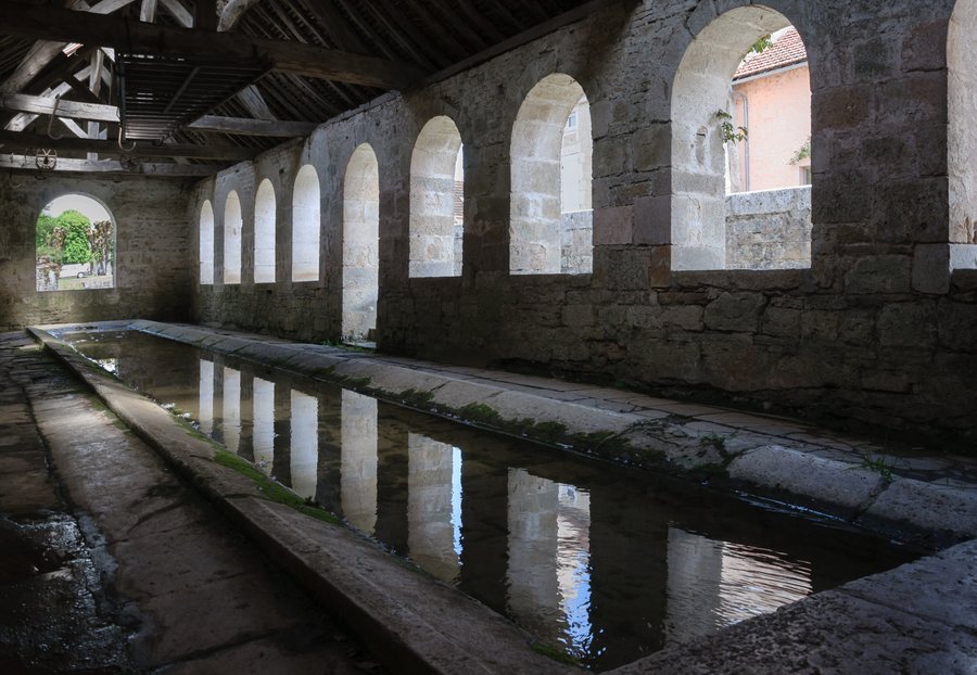 File:Bourgogne Noyers-sur-Serein lavoir 2.jpg