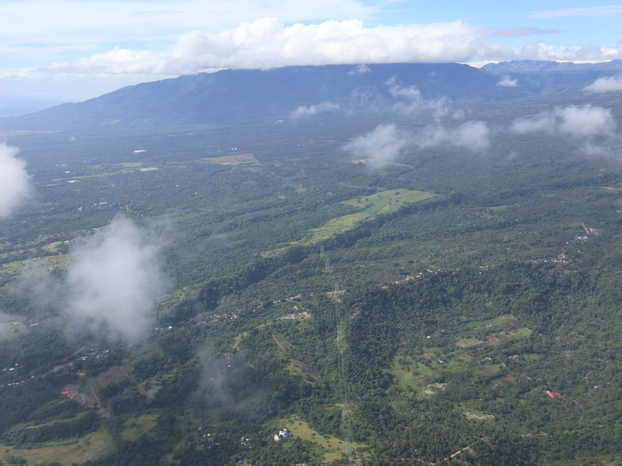 Mount Apo aus der Luft in der Davao Region