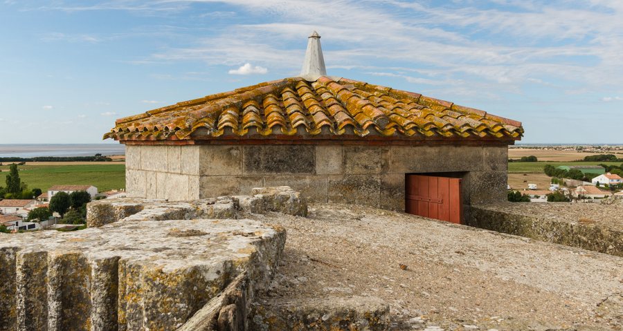 File:Top tower, église Marsilly, Charente-Maritime, august 2015.jpg