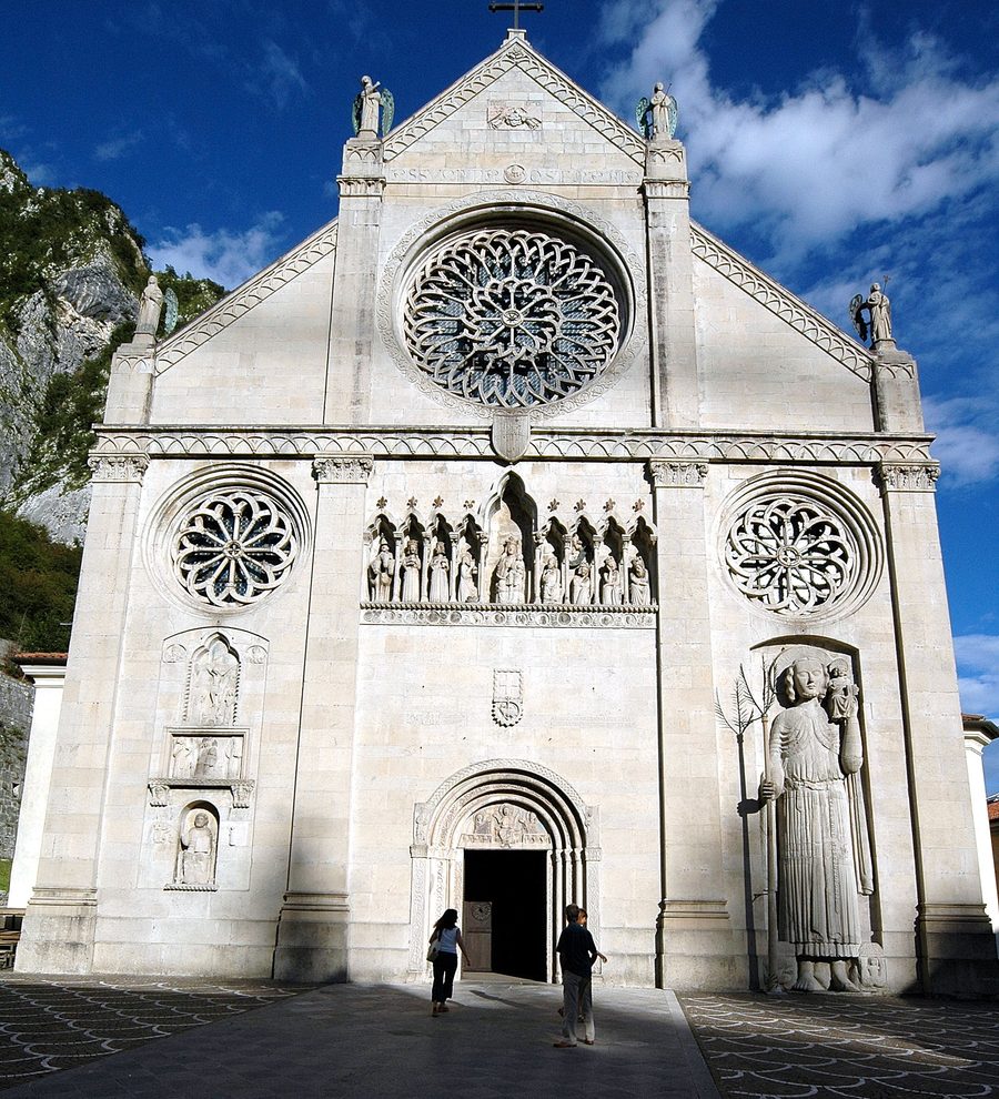 Fassade des Doms Santa Maria Assunta in Gemona del Friuli