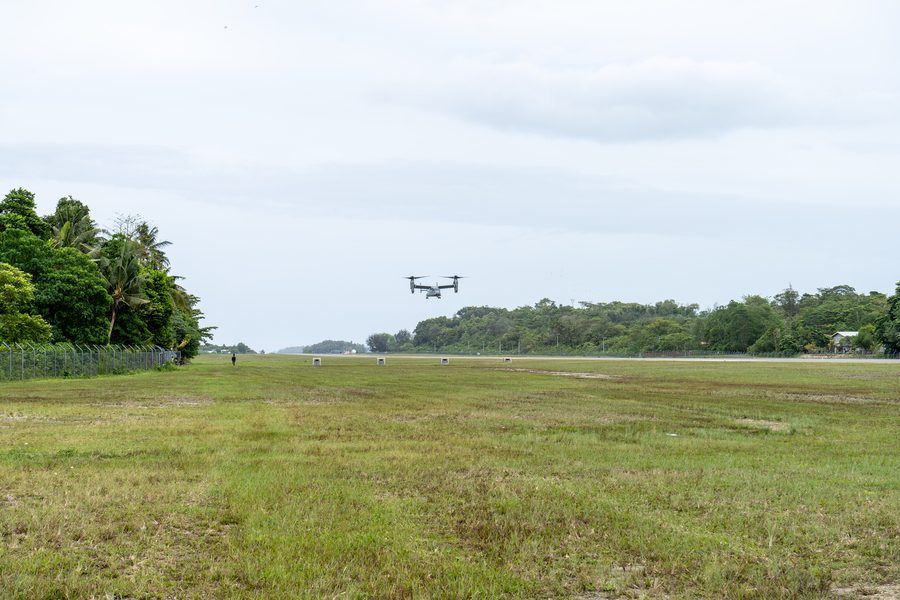 Un MV-22B Osprey atterra all’aeroporto di Munda, a New Georgia