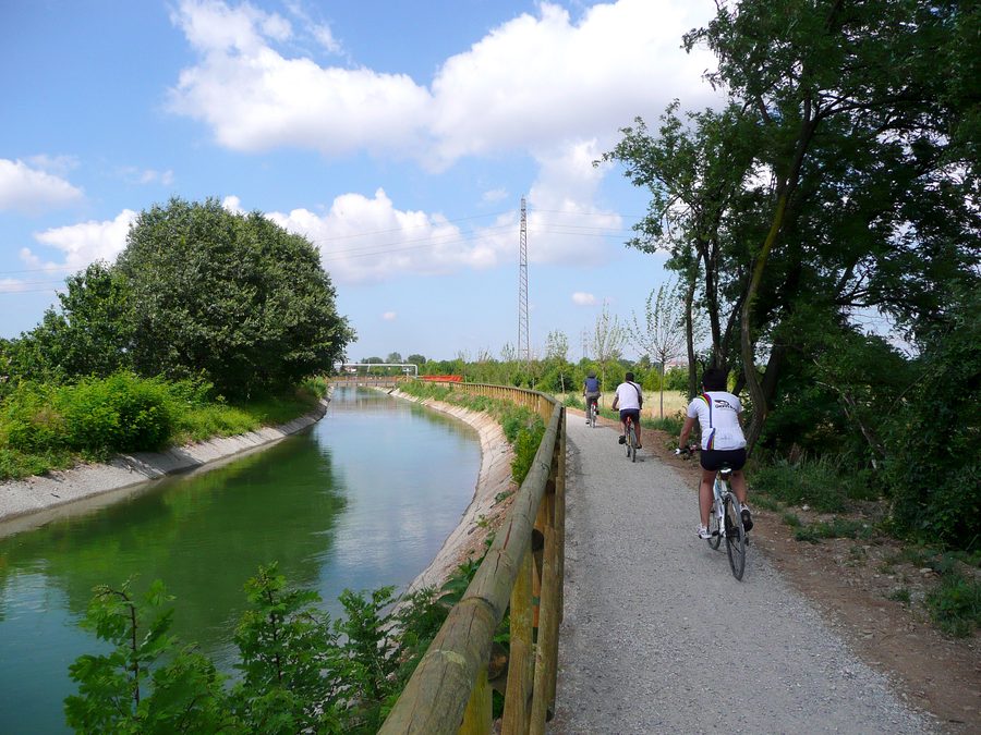 Sentiero lungo il canale Villoresi nel Parco Grugnotorto Villoresi