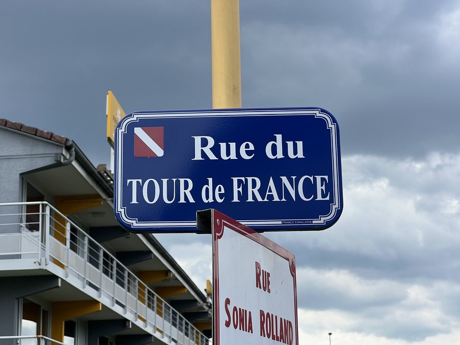 File:Plaque Rue Tour France - Chaintré (FR71) - 2024-05-08 - 2.jpg