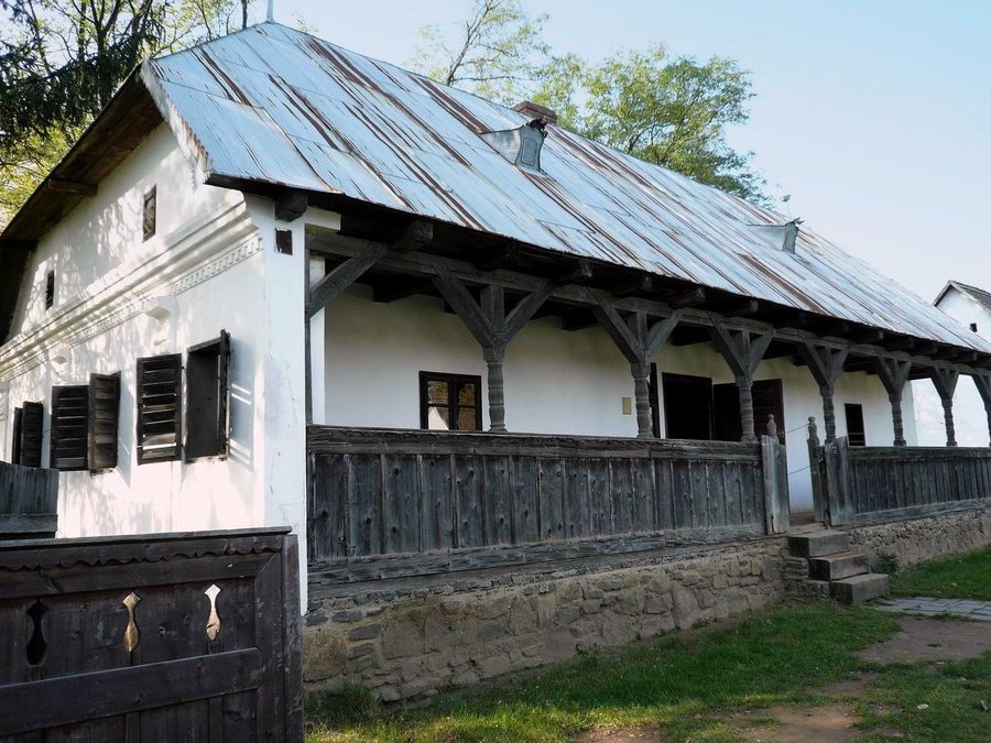 Un edificio tradizionale presso il Museo all’aperto di Sóstó vicino a Nyíregyháza.