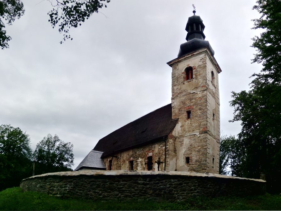 Kirche des heiligen Laurentius im Dorf Klení im Bezirk Český Krumlov