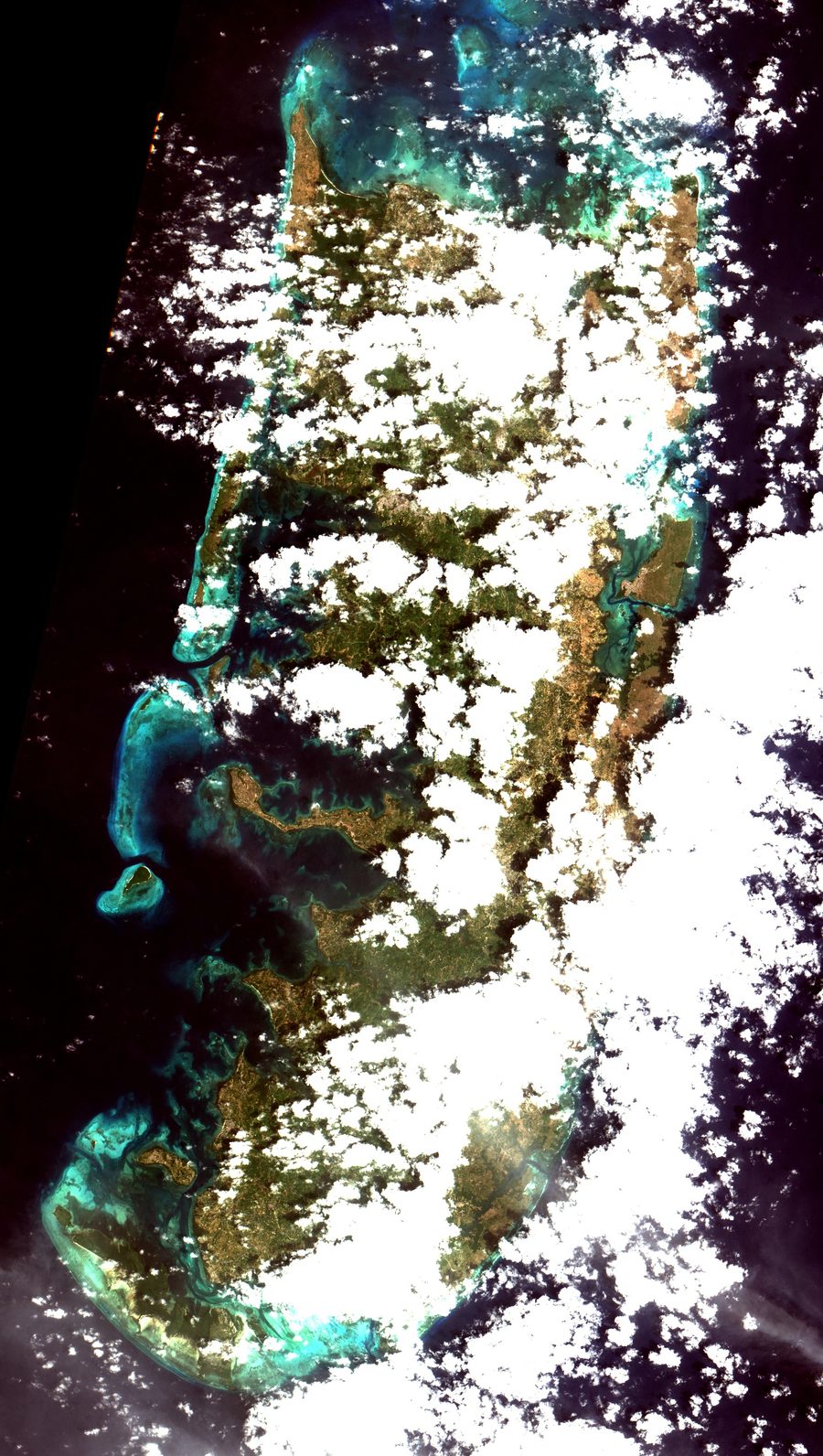 Vista aérea do sul da Ilha de Pemba, na Tanzânia, com manguezais, águas rasas e o Oceano Índico.