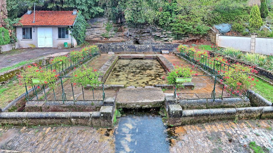 File:Esprels, la fontaine Saint-Desle.jpg