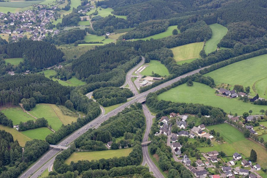 Luftaufnahme des Drolshagener Stadtgebiets mit Anschlussstelle Wegeringhausen, Germinghausen und Schreibershof