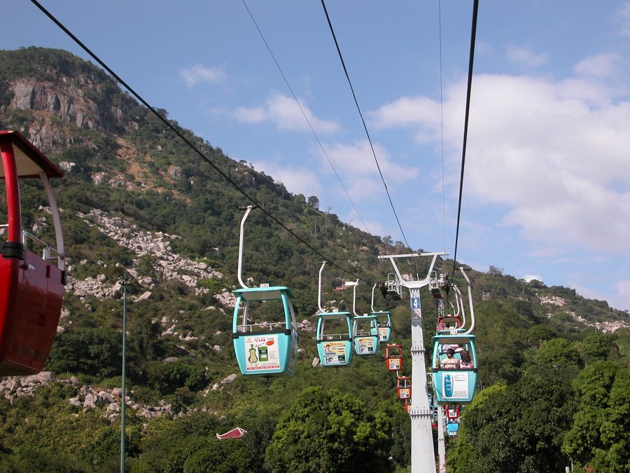 Seilbahn zu den Pagoden auf dem Berg Bà Đen in Tây Ninh, Vietnam