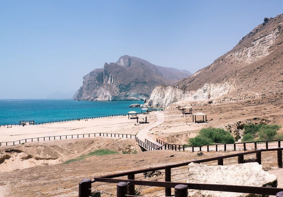 Paesaggio costiero presso Mughsayl sulla costa del Dhofar vicino a Salalah
