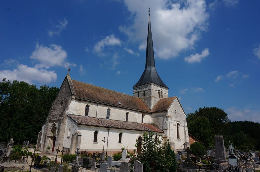Vista della chiesa di Écury-sur-Coole