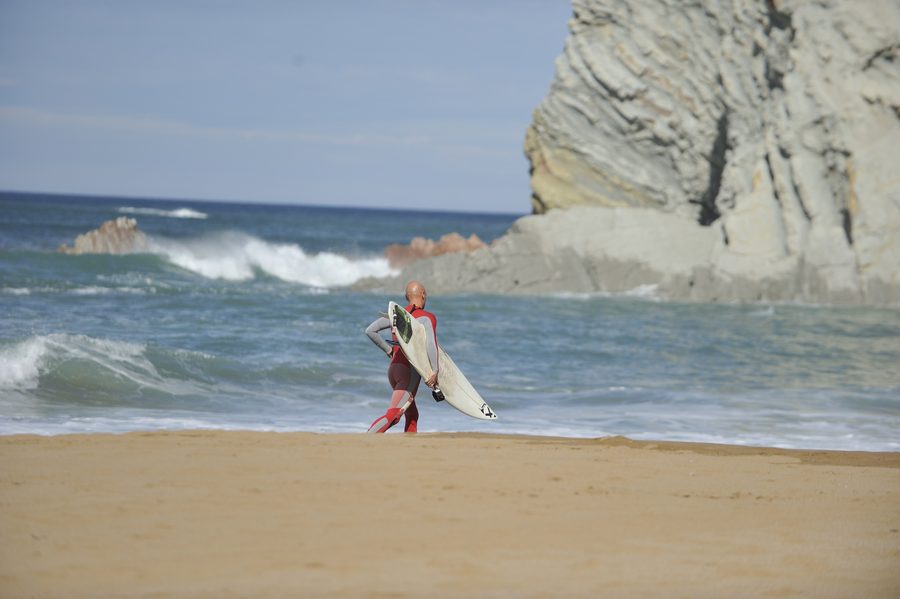 Surfisti su una spiaggia di Sopelana