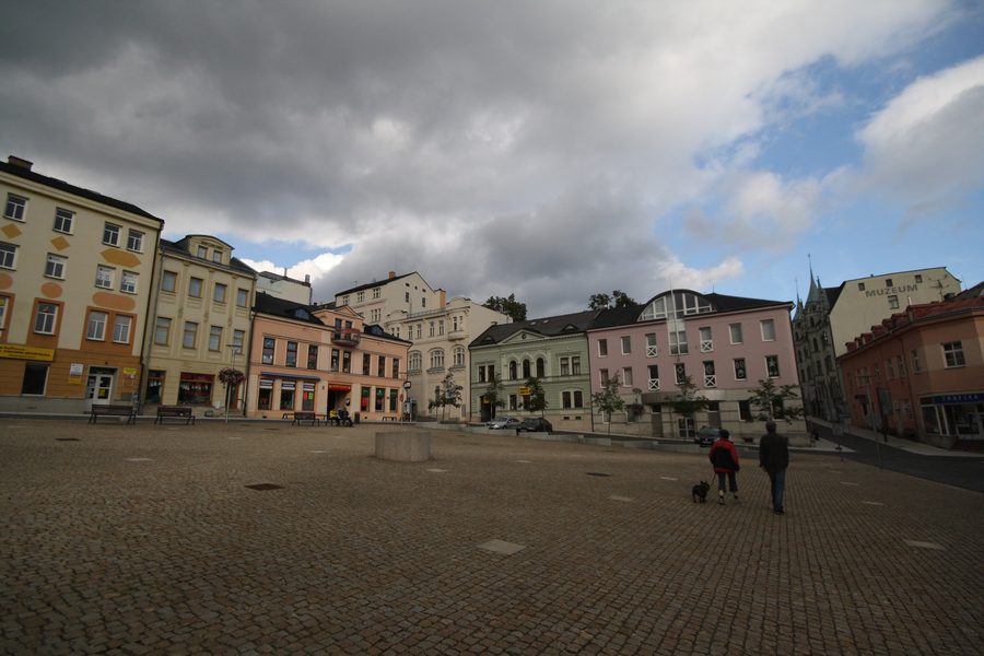 Dolní náměstí a Jablonec nad Nisou con edifici urbani.