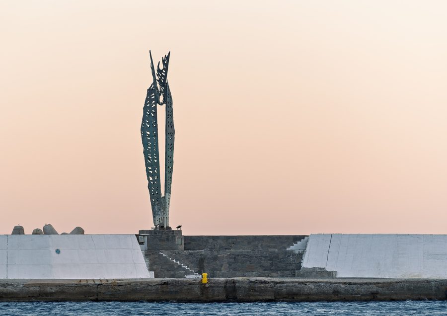 Statua di Icaro sulla diga foranea di Agios Kirykos a Ikaria