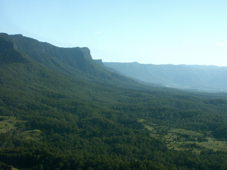 Veduta aerea dell’alta Tweed Valley con pendii boscati e paesaggio rurale nel New South Wales
