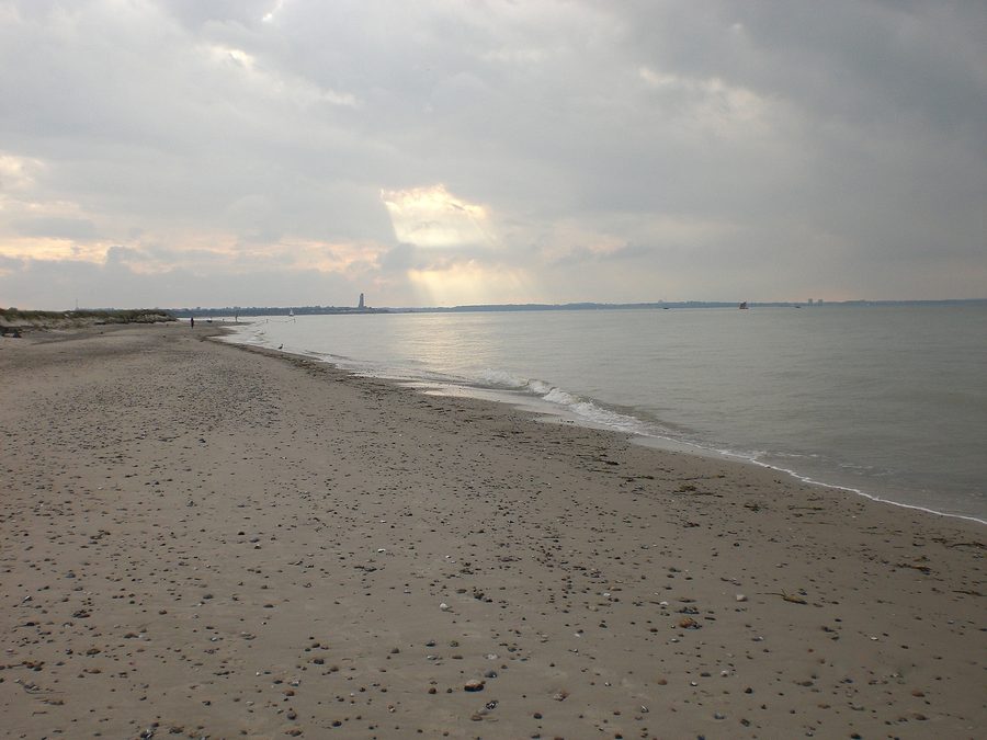 Tratto di spiaggia sul Bottsand presso Wendtorf con riserva naturale sullo sfondo
