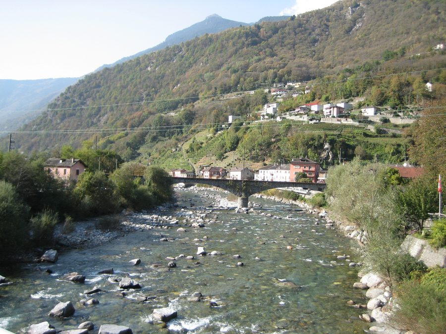 Il fiume Moesa a Roveredo nella Mesolcina.