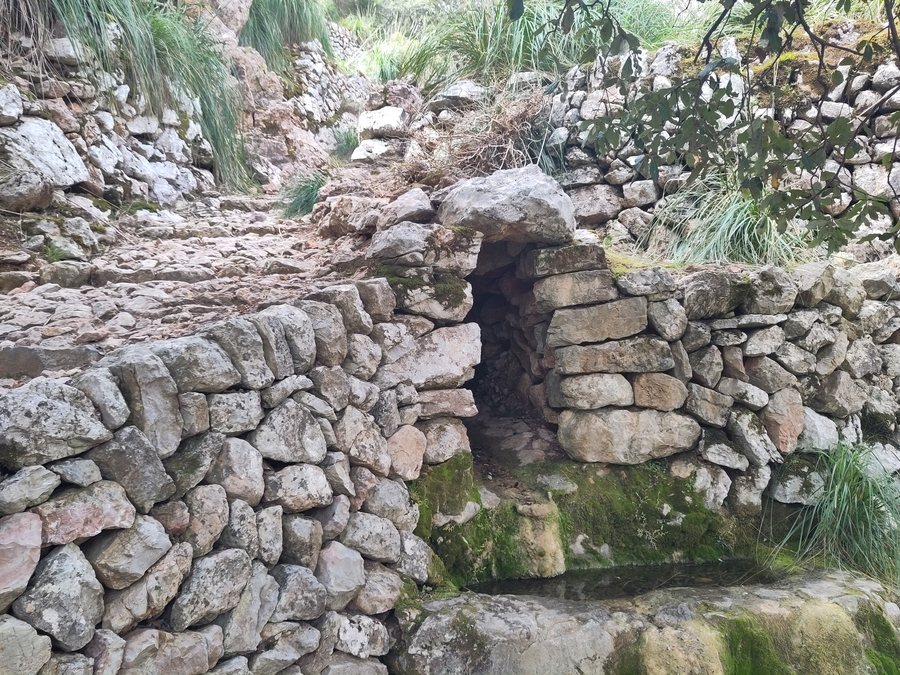 File:Orient. La Fonteta. Font de mina.jpg